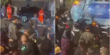 Difende le figlie, viene aggredito da una decina di ragazzini. Poi viene investito da un camion dei rifiuti