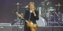 &ldquo;Ricordo la mia nascita. C&rsquo;erano piastrelle bianche e un rumore fortissimo perch&eacute; sono nato con il forcipe. Hanno dovuto tirarmi fuori&rdquo;: lo rivela Paul McCartney