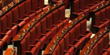 L&rsquo;Aula vuota mentre parla Giorgetti e la consuetudine della &ldquo;settimana corta&rdquo; dei parlamentari: ecco perch&eacute; nasce (e come viene giustificata)