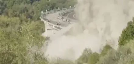 Un boato e crollano 13 campate del viadotto: l&rsquo;esplosione controllata di Anas a Orte (Viterbo)