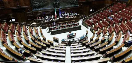 Giorgetti illustra il Documento di finanza pubblica di fronte alla Camera vuota: &ldquo;Saluto i molti deputati presenti&rdquo;. Poi lo sfogo: &ldquo;Non vogliono lavorare&rdquo;