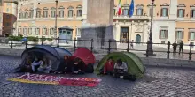 Studenti, la protesta delle tende arriva a Montecitorio: &ldquo;Assurdo chiederci di scegliere tra affitto e studio&rdquo;
