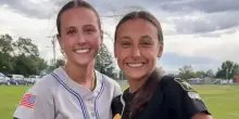 &ldquo;Sapevo di avere una sorella ma non l&rsquo;avevo mai incontrata. Poi durante una partita di softball una compagna mi ha indicato un&rsquo;avversaria identica a me&rdquo;: la storia di Samantha Rensvold