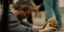 L&rsquo;arte come resistenza alla Festa del Cinema di Roma: la sfida di Ian Charleson in Elsinor con Andrew Scott e la morte e la rinascita di Salman Rushdie