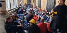 Ilva, gli operai di Genova occupano la Prefettura: &ldquo;Senza risposte, dormiremo qui. Non ci chiuderete&rdquo;