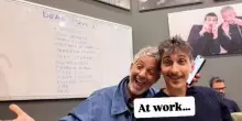 Fiorello e Biggio in redazione e l&rsquo;ironia sul &ldquo;toto-morti&rdquo;: il cartello appeso alle loro spalle con tanti nomi dello spettacolo. Il primo? Amadeus