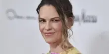 &ldquo;Questo nuovo progetto uscir&agrave; a dicembre&rdquo;: Hilary Swank rivela di aspettare il terzo figlio a 52 anni. L&rsquo;annuncio dell&rsquo;attrice con un video a figure stilizzate luminose