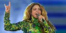 &ldquo;Un tempo era il mio compagno, oggi &egrave; un amico dell&rsquo;anima&rdquo;: Shakira a sorpresa ringrazia l&rsquo;ex sul palco (e non &egrave; Gerard Piqu&eacute;). L&rsquo;artista incassa oltre 500 milioni di dollari con 13 show sold out a Madrid