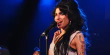 &ldquo;Morire senza aver lasciato il segno &egrave; la mia paura pi&ugrave; grande. La mia foto con una sostanza bianca nel naso? Palesemente falsa. Pap&agrave; si arrabbi&ograve;&rdquo;: Amy Winehouse inedita 19 anni dopo