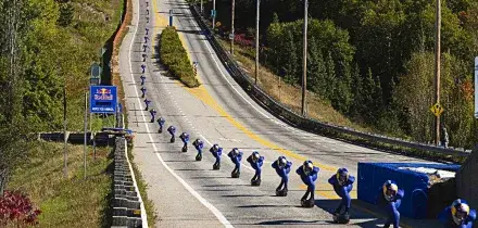 In piedi su uno skateboard a oltre 150 km/h: il video del nuovo record del mondo di Diego Poncelet