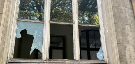 Torino, 40 giovani mascherati fanno irruzione in tre scuole e devastano arredi e finestre: arrestato 17enne