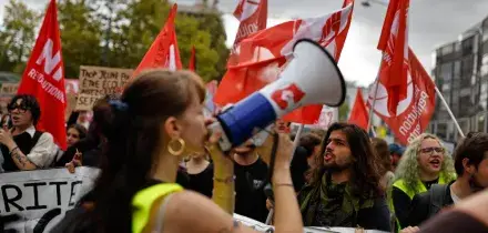 La Francia torna in piazza contro il caro vita: oltre 500 blocchi e asse Gilet Gialli-studenti. Governo: &ldquo;Ci aspettiamo disordini&rdquo;