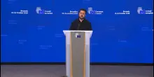 Giornalista chiede a Zelensky: &ldquo;Si sente il capro espiatorio dei problemi di Trump?&rdquo;. Lui rimane zitto, poi ride: &ldquo;Ecco la mia risposta&rdquo;| Video