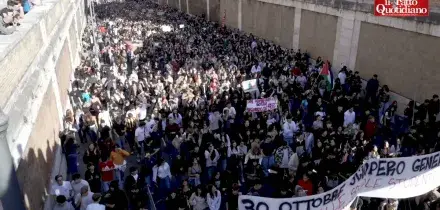 &ldquo;Controsoffitti crollati, aule allagate: non possiamo concepire che i soldi vadano a bombe missili&rdquo;: le voci degli studenti dal corteo di Roma
