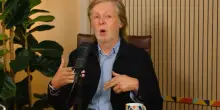 &ldquo;Amava gli animali. Se vedeva una rana in giardino la prendeva&hellip; Il modo era cos&igrave; delicato, non le avrebbe mai fatto male. Mi sto emozionando, era davvero speciale&rdquo;: Paul McCartney si commuove ricordando Linda