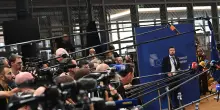 &ldquo;Un petomane fantasma mette in fuga i giornalisti in attesa di Zelensky&rdquo;: il racconto di Politico dalla sala stampa del Consiglio europeo