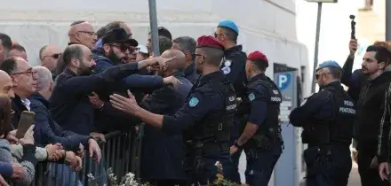 Roma, tensioni al Ghetto ebraico: Anpi allontanata dal luogo della cerimonia. Le urla: &ldquo;Dovete andarvene, vergogna&rdquo;