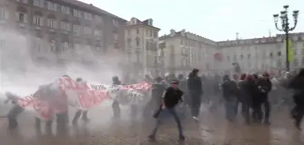 No Meloni Day, la polizia &ldquo;difende&rdquo; la prefettura con l&rsquo;idrante azionato sui manifestanti &ndash; Video