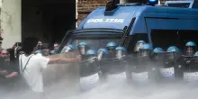 Proteste degli studenti a Torino, genitori e docenti fanno da scudo ai ragazzi: &ldquo;La polizia ha provocato, noi ci siamo messi in mezzo&rdquo;