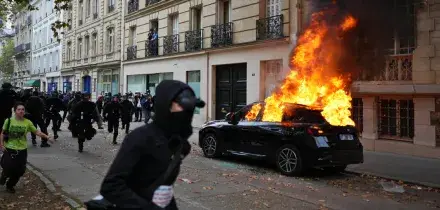 Proteste in Francia contro il carovita, scontri a Parigi: la polizia usa i lacrimogeni. Assaltata la sede di CNews, tensioni anche a Marsiglia e Lione