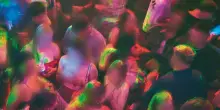 Respinto all&rsquo;ingresso della discoteca, torna in auto e investe due persone: ventenne ai domiciliari a Torino
