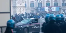 Scontri a Milano, nuova guerriglia in centro: vetrine sfondate, assaltato un Carrefour. 50 giovani portati in Questura