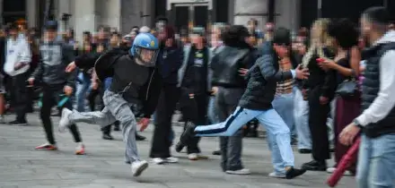 Guerriglia a Milano, in azione piccoli gruppi di giovani incappucciati: la strategia &ldquo;a macchia di leopardo&rdquo; per eludere la polizia