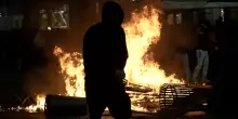 &ldquo;Le borse in vetrina qui costano quanto lo stipendio di mio padre. Questo &egrave; l&rsquo;unico modo per farci sentire, lo facciamo anche per i nostri genitori&rdquo;. Le parole di un manifestante 16enne tra le barricate di fuoco di piazza Duomo