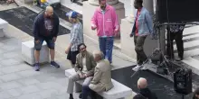 Tentano di forzare la sicurezza per entrare sul set Netflix con Adam Sandler e Salma Hayek, ma vengono fermati: scatta la sassaiola con pietre e bottiglie. Caos a Olbia, una guardia ferita alla testa
