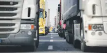 La protesta degli autotrasportatori contro il caro carburanti blocca l&rsquo;autostrada del Sole, tra A1 e A30. Chiuso anche l&rsquo;accesso al porto di Napoli
