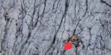Cede un appiglio durante la scalata, alpinista precipita per oltre 50 metri e muore davanti al compagno sulle Alpi Giulie