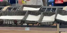 Cestini di frutta e verdura vuoti, frigo senza latte e formaggi, banchi della carne esauriti: le immagini dei supermercati di Napoli