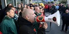 Ex Ilva, i lavoratori occupano l&rsquo;aeroporto di Genova: &ldquo;Vogliamo risposte dal governo&rdquo;. I passeggeri possono imbarcarsi