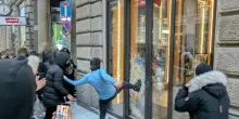Ci stupiamo se la violenza arriva tra i ragazzi? Il mondo adulto &egrave; il primo a mostrarla