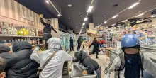 Sui saccheggi a Milano c&rsquo;&egrave; chi parla di esproprio proletario: un termine del tutto fuori luogo