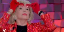 &ldquo;Dicono che Brigitte Macron sia in realt&agrave; un uomo e lei ne soffre, io le ho detto: lascia fare. Su di me hanno scritto di tutto, mi hanno aiutato nella carriera&rdquo;: cos&igrave; Amanda Lear
