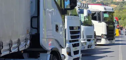 Proteste agricoltori e autotrasportatori: nuovi blocchi al Sud. Al via l&rsquo;incontro con Salvini a Milano