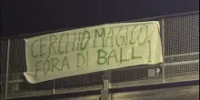 &ldquo;Congresso farsa. Basta cerchio magico. F&ograve;ra di ball&rdquo;: striscioni contro Salvini nella roccaforte bergamasca della Lega