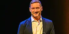 Totti racconta la prima visita alla prostata: &ldquo;Entra il dottore, aveva un pollice enorme. Lo guardo e gli dico: &lsquo;E tu che vuoi fare con questo arnese?&rdquo;