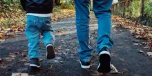 Si lancia dal secondo piano per salvare il figlio di 4 anni: lo stringe a s&eacute; e il tettuccio dell&rsquo;auto attutisce la caduta