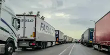 Continuano i blocchi dei tir: finito il carburante per aerei negli aeroporti di Crotone e Reggio Calabria. In Campania problemi per la raccolta dei rifiuti