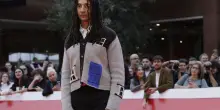 &ldquo;Pensiamo a coloro che stanno manifestando pacificamente, non distraiamoci troppo. I giovani stanno cercando delle risposte da un po&rsquo;, dobbiamo ascoltarli&rdquo;: l&rsquo;appello di Ghali alla Festa del Cinema di Roma