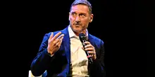 Gli urologi &ldquo;richiamano&rdquo; Totti: &ldquo;Il suo racconto leggero non rende bene l&rsquo;idea. La visita alla prostata non &egrave; un &lsquo;atto di violenza&rsquo; e nemmeno una barzelletta&rdquo;