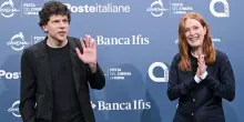 &ldquo;Non &egrave; mai troppo tardi per diventare se stessi&rdquo;, Julianne Moore alla Festa del Cinema di Roma. Jesse Eisenberg le cuce addosso un ruolo tra teatro, comicit&agrave; ed emancipazione