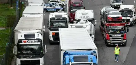 In Campania prosegue la protesta dei tir: blocchi sull&rsquo;A1. In Calabria frutta e verdura tornano nei supermercati: attesa per il Cdm