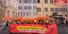 &ldquo;La legge del governo contro le azioni temerarie non protegge quasi nessuno, va cambiata&rdquo;: il flash-mob di Case Italia con gli ombrelli bucati