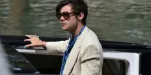 Harry Styles perde la pazienza a New York: lite in strada con un cacciatore di autografi. Ecco cos&rsquo;&egrave; successo
