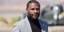 &ldquo;Truffato per 550 milioni di dollari&rdquo;: la denuncia dell&rsquo;ex campione di pugilato Mayweather. Che a breve torner&agrave; sul ring