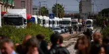Proteste tir, rimossi nella notte tutti i blocchi in Campania: lunghe file ai distributori di carburante riaperti