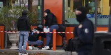 Francia, uomo apre il fuoco da un&rsquo;auto vicino Parigi: un morto e cinque feriti. Macron: &ldquo;Attentato terroristico razzista&rdquo;